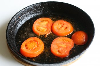нарезать помидор кружками и обжарить
