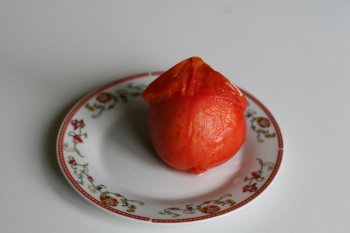 помидор окунуть в кипяток и снять кожицу