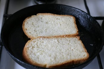 нарезать хлеб и положить на сковороду с жиром