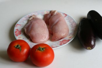 для рецепта понадобится филе курицы, баклажаны и помидоры