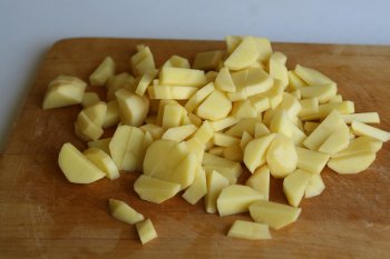 картофель очистить и нарезать