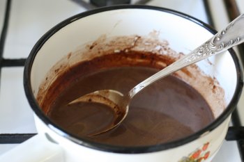 ввести в яичную смесь разбухший желатин, ваниль, молоко с какао и нагреть до 70-80 градусов, смесь охладить и положить взбитые сливки