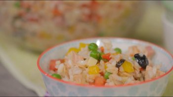 Рисовый салат с тунцом, ветчиной и овощами