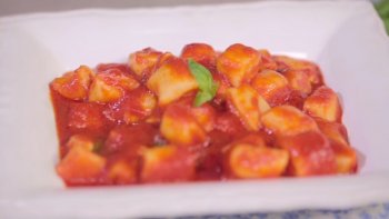 Рикотта ньокки в томатном соусе с базиликом