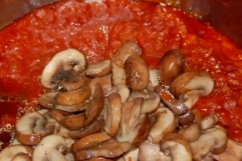 40. Томатный соус с грибами и овощами