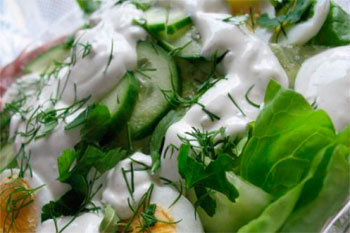 139. Салат зеленый в сметане с яйцами