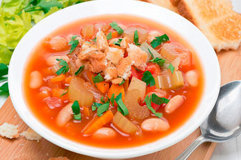 476. Суп из овощей с фасолью и гренками