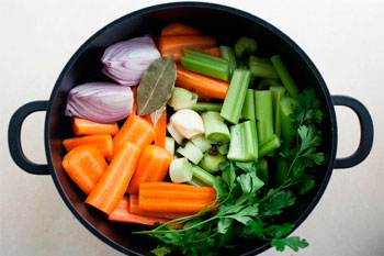 594. Бульон с овощами (соломкой)