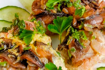 758. Окунь морской, запеченный с грибами, луком и картофелем под сметанным соусом