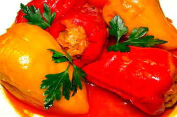 1388. Перец, фаршированный овощами, в томатном соусе