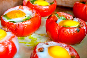 1635. Яйца с фаршированными помидорами